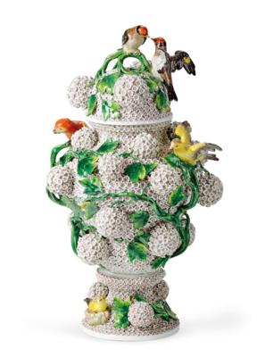 Prachtvolle Deckelvase mit Schneeballblüten, Meißen, um 1860, - Möbel; Antiquitäten & Metallarbeiten; Glas & Porzellan