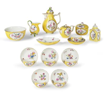 A Magnificent Coffee and Tea Service with Yellow Ground and Flowers, Meissen c. 1760, - Nábytek, starožitnosti, sklo a porcelán