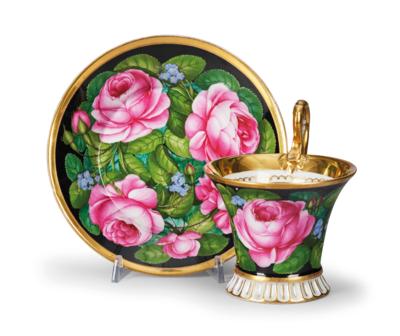 A Magnificent Large Cup and Saucer with Roses and Forget-Me-Nots, Schlaggenwald, Bohemia 1817–1830, - Mobili e anitiquariato, vetri e porcellane