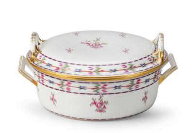 A Round Covered Bowl with 2 Handles and “Chintz Pattern”, Imperial Manufactory, Vienna 1786, - Mobili e anitiquariato, vetri e porcellane