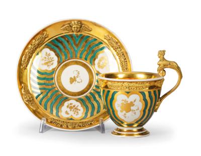 Tasse mit goldener Sphinx und Cherubim, Kaiserliche Manufaktur Wien 1822, - Möbel; Antiquitäten & Metallarbeiten; Glas & Porzellan