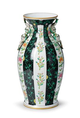 Vase mit 4 Delphinen als Handhaben, Herend um 1980, - Möbel; Antiquitäten & Metallarbeiten; Glas & Porzellan