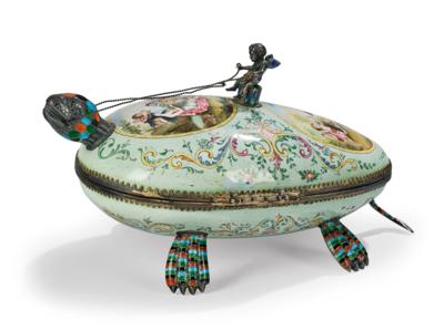 A Covered Tray with Enamelling in the Shape of a Tortoise, - Mobili e anitiquariato, vetri e porcellane