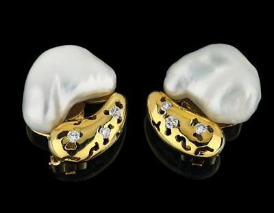 A Pair of Fresh Water Cultured Pearl and Brilliant Ear Clips - La collezione Edita Gruberová