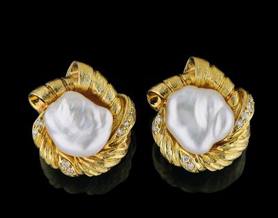 A Pair of Fresh Water Cultured Pearl and Brilliant Ear Studs - La collezione Edita Gruberová