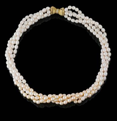 A Fresh Water Cultured Pearl Chain - The Edita Gruberová Collection