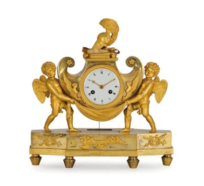 Empire Ormolu Pendule “Zwei Putti tragen ein Amazonenschild”, - Möbel; Antiquitäten; Glas und Porzellan