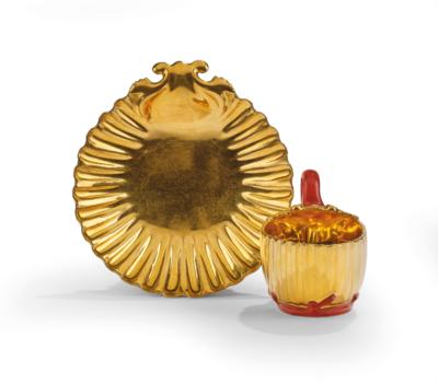 Goldene Muscheltasse mit Korallenhenkel und Stand sowie goldene Muschelschale als Untertasse, Kaiserliche Manufaktur Wien 1824, - Möbel; Antiquitäten; Glas und Porzellan