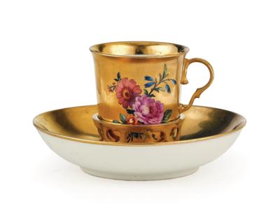 Goldene Schokolade-Tasse mit goldener Trembleusen-Untertasse, Kaiserliche Manufaktur Wien um 1800, - Möbel; Antiquitäten; Glas und Porzellan