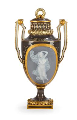 Klassizistische Deckelvase mit Pâte-sur-pâte-Malerei, Meißen um 1880, - Möbel; Antiquitäten; Glas und Porzellan