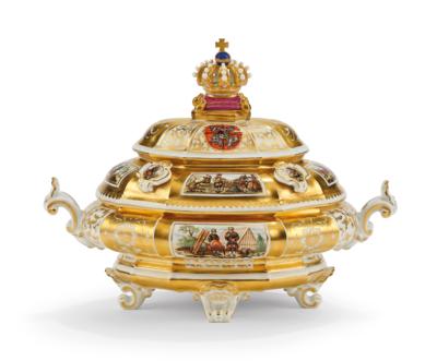 A Small Crown Tureen with Cover (“Drüselkästchen”) with the Saxon-Polish-Lithuanian Coat of Arms, and 17 Miners, Meissen c. 1970–1980, - Mobili; oggetti d'antiquariato; vetro e porcellana