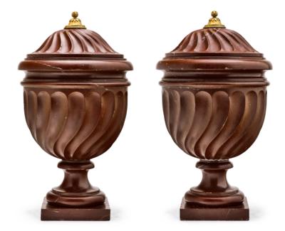 A Pair of Covered Vases, - Mobili; oggetti d'antiquariato; vetro e porcellana
