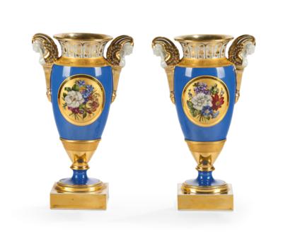 Paar klassizistische Vasen, Kaiserliche Manufaktur Wien 1824, - Möbel; Antiquitäten; Glas und Porzellan