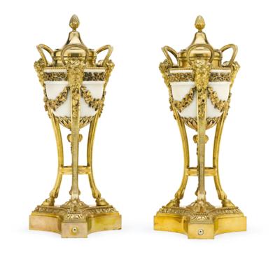 A Pair of Decorative Vases, - Nábytek; starožitnosti; sklo a porcelán