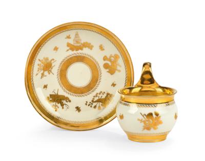 Tasse und Untertasse mit goldenen Emblemen, Kaiserliche Manufaktur Wien, 1821, - Möbel; Antiquitäten; Glas und Porzellan