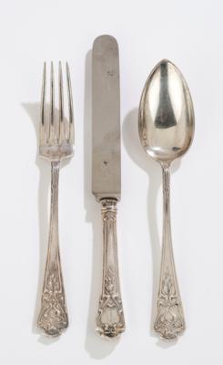 Three Elements of Hors d’Oeuvre Cutlery with Floral Decor in Original Box, Vincenc Carl Dub, Vienna, c. 1900 - Una Collezione dalla Stiria II