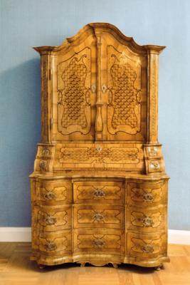 An Imposing Baroque Cabinet on Chest, - Una Collezione Viennese