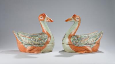 Paar Enten-Deckelgefäße, China, Vierzeichen Marke Kangxi, 20. Jh., - Una Collezione dalla Stiria III