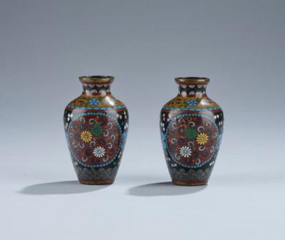 Paar kleine Cloisonné Vasen, Japan, Meiji Periode, - Una Collezione dalla Stiria III