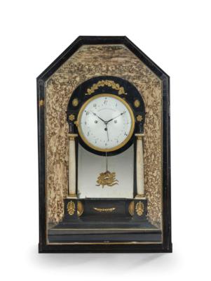 A Neoclassical Commode Clock in a Display Case, “Andreas Fuss in Wien No 548”, - Mobili e anitiquariato, vetri e porcellane