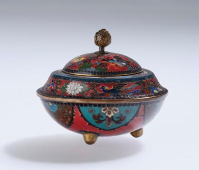 Kleine Cloisonné Dose auf drei Füßchen, Japan, Meiji/Taisho Periode, - Eine Wiener Sammlung III - Vitrinenstücke, Silber, Asiatika