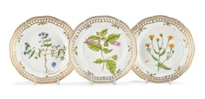 Three Flora Danica Plates, Royal Copenhagen, c. 1969–73, - Nábytek, starožitnosti, sklo a porcelán