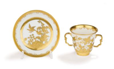 A Double-Handle Cup and Saucer with Gilt Chinese Motifs, Meissen c. 1725/30, Gilding Augsburg - Nábytek, starožitnosti, sklo a porcelán