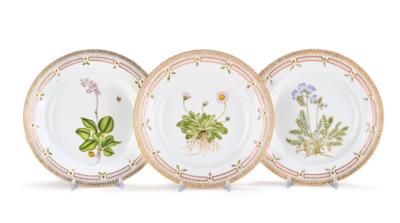 Three Flora Danica Dinner Plates, Royal Copenhagen, 1965, 1969–73, - Furniture, Works of Art, Glass & Porcelain