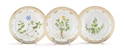 Three Flora Danica Soup Plates, Royal Copenhagen, 1979–83, - Nábytek, starožitnosti, sklo a porcelán