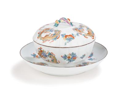 A Tureen (‘Wöchnerinnenterrine’) with Kakiemon Dragon Decor, Meissen 1735-40, - Nábytek, starožitnosti, sklo a porcelán