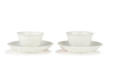 Two Small Cups and Saucers with Flowering Cherry Twigs, Meissen c. 1725, - Nábytek, starožitnosti, sklo a porcelán