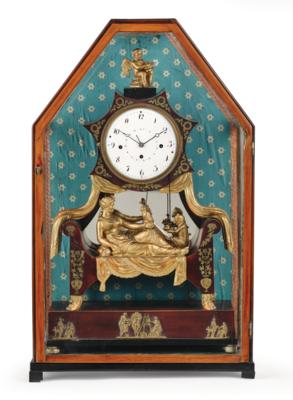 A Neo-Classical Commode Clock in a Display Case “Madame Recamier”, - Nábytek, starožitnosti, sklo a porcelán