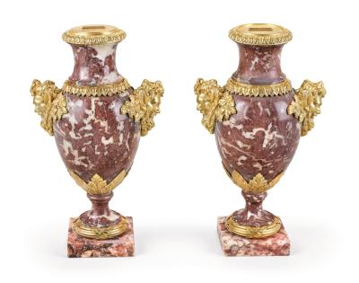 A Pair of Unusual Decorative Vases, - Nábytek, starožitnosti, sklo a porcelán