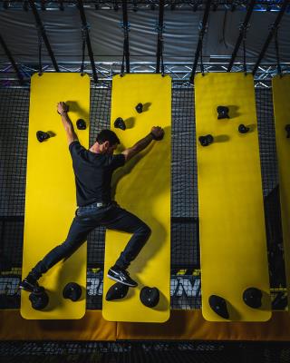 Ninja Training mit dem zweifachen Ninja Warrior Austria Finalisten Thomas Stoklasa - Charity-Auktion zugunsten der Kurier Lernhäuser des Roten Kreuzes