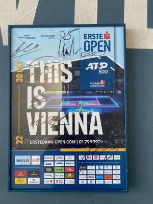 Eingerahmtes Erste Bank Open 2022 Plakat mit Unterschriften der Erste Bank Open Stars - TOPSPIN FÜR DIE WISSENSCHAFT