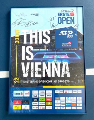 Eingerahmtes Erste Bank Open 2023 Plakat mit Unterschriften der Erste Bank Open Stars - TOPSPIN FÜR DIE WISSENSCHAFT