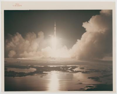 NASA (Apollo 17) - The Beauty of Space - Iconic Photographs of Early NASA Missions