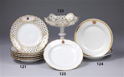 Imperial Austrian court - 1 soup plate and 1 dinner plate from the gold-edged service, - Casa Imperiale e oggetti d'epoca