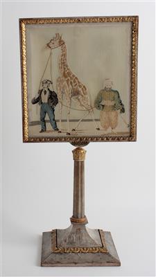 Biedermeier Lichtschirm mit Darstellung der Ankunft der ersten Giraffe in Wien, - Fayencen, Volkskunst, Trachten und Skulpturen