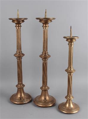 Drei neugotische Kerzenleuchter, - Arte popolare e sculture