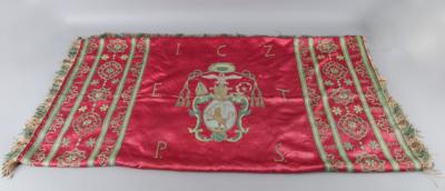 Rote Seidendecke mit Wappen eines Bischofs und Spitzentaschentuch, - Folk art, sculptures, faiences and Christmas cribs