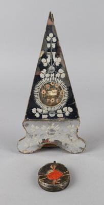 Pyramidenförmiger Spiegelschliff Standrahmen mit Reliquienkapsel, - Antiquariato