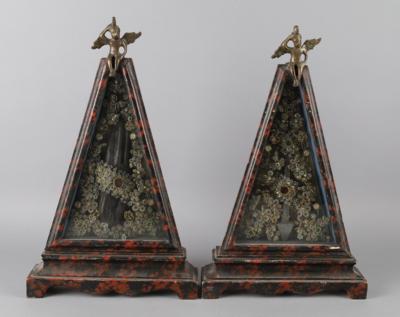 Zwei Klosterarbeiten in pyramidenförmigen Standrahmen, - Volkskunst, Skulpturen & Fayencen