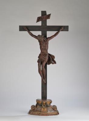 Barocker Christus auf Standkreuz, - Volkskunst, Fayencen, Skulpturen, Metallarbeiten und Varia