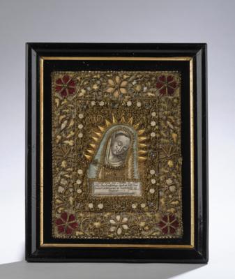 Klosterarbeit mit Gnadenbild der Landshuter Madonna, - Volkskunst, Fayencen, Skulpturen, Metallarbeiten und Varia