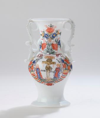 Milchglas Henkelvase mit Kreuzigungsgruppe, - Arte popolare e religiosa, sculture e maioliche