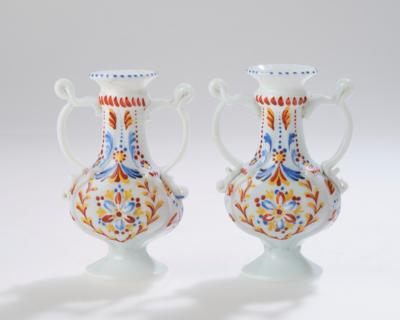 Paar Milchglas Henkelvasen, - Arte popolare e religiosa, sculture e maioliche