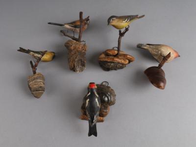 5 Holzvogerl in der Art der Viechtauer Vögel, - Volkskunst, Skulpturen und Fayencen