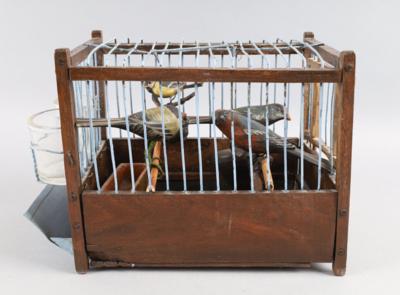 Kleiner Vogelkäfig mit 3 Viechtauer Holzvögeln, - Volkskunst, Skulpturen und Fayencen