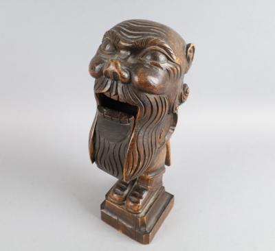 Nussknacker in Form eines grotesken Mannes mit großem Kopf und Bart, - Works of Art